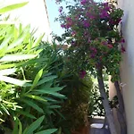 Bord De Avec Piscine 펜션